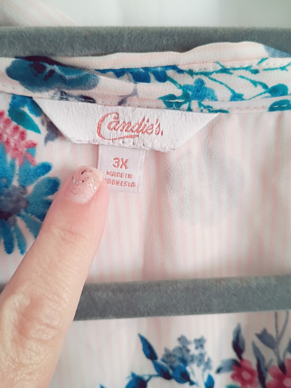 Candie's Size 3x Cream Button-Down Floral Shirt with Teal and Pink Accents - Picture 7 of 13